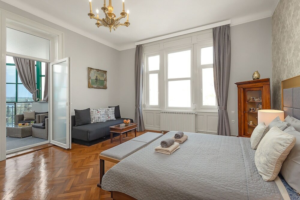 Фото Villa Muenz Luxurious Residence