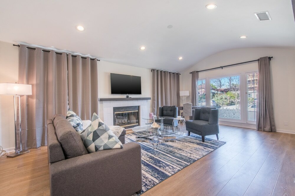 Фото Luxurious Studio City Home