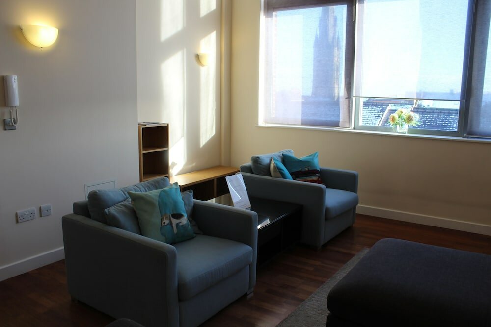 Фото Week2Week Stunning 2 Bed City Centre Apartment