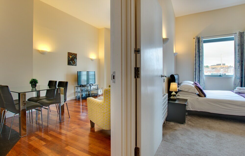 Фото Week2Week Fabulous 1 Bedroom City Centre Apartment