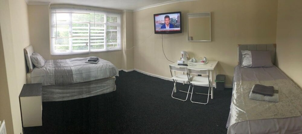 Фото Broadstone House near Glasgow Airport