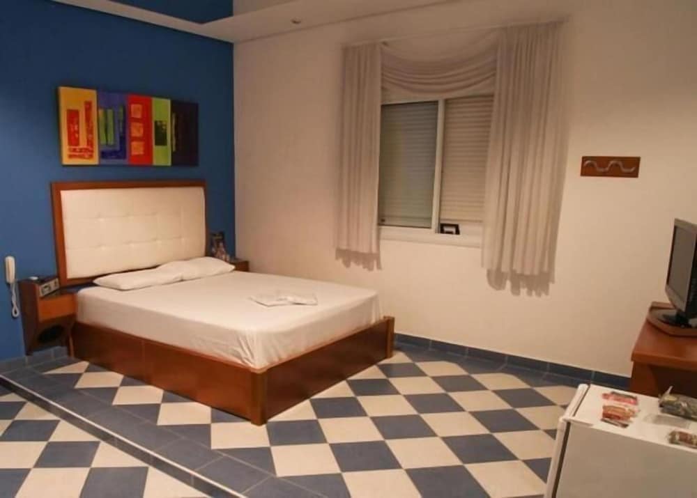 Фото Liverpool Hotel & Motel