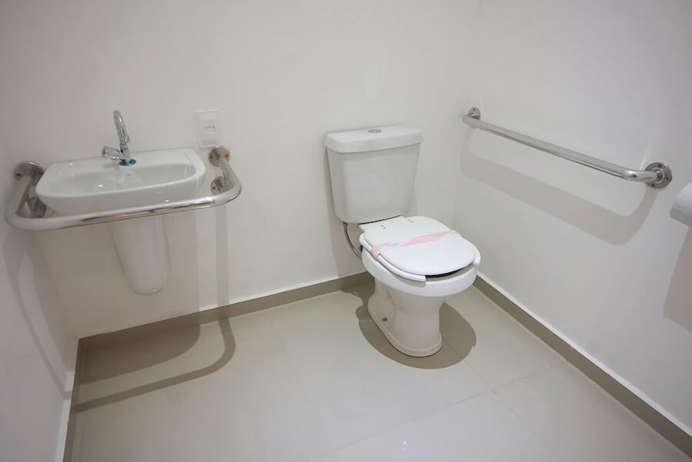 Фото Liverpool Hotel & Motel