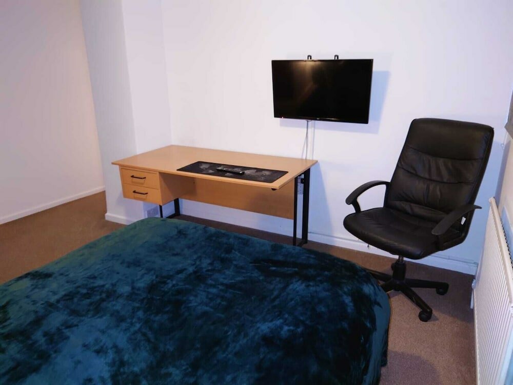 Фото Lovely Rooms in a Quiet Place of Woking