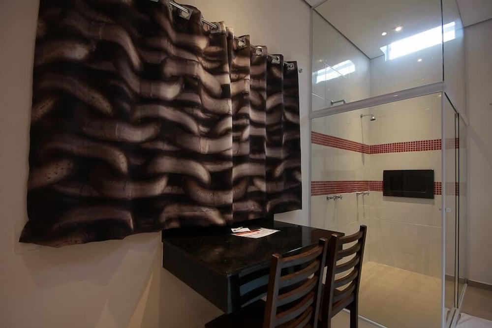 Фото Liverpool Hotel & Motel