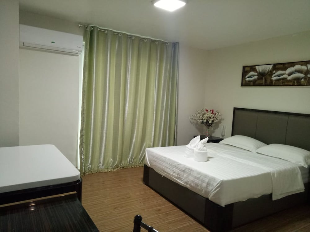 Фото Meaco Royal Hotel - Batangas City