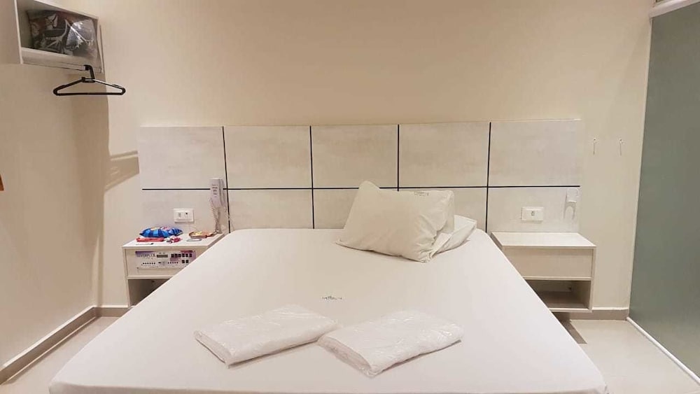 Фото Liverpool Hotel & Motel