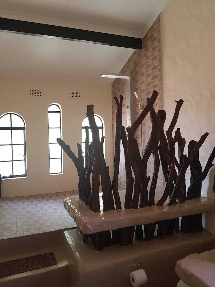 Фото Airport Tower Lodge