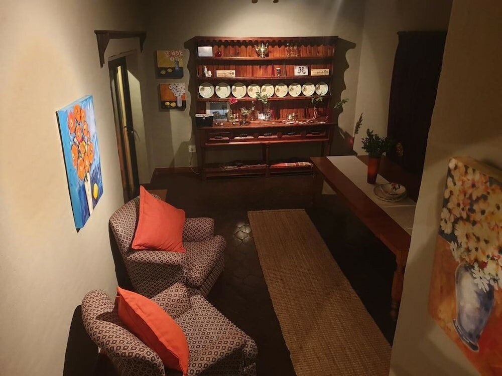 Фото Airport Tower Lodge