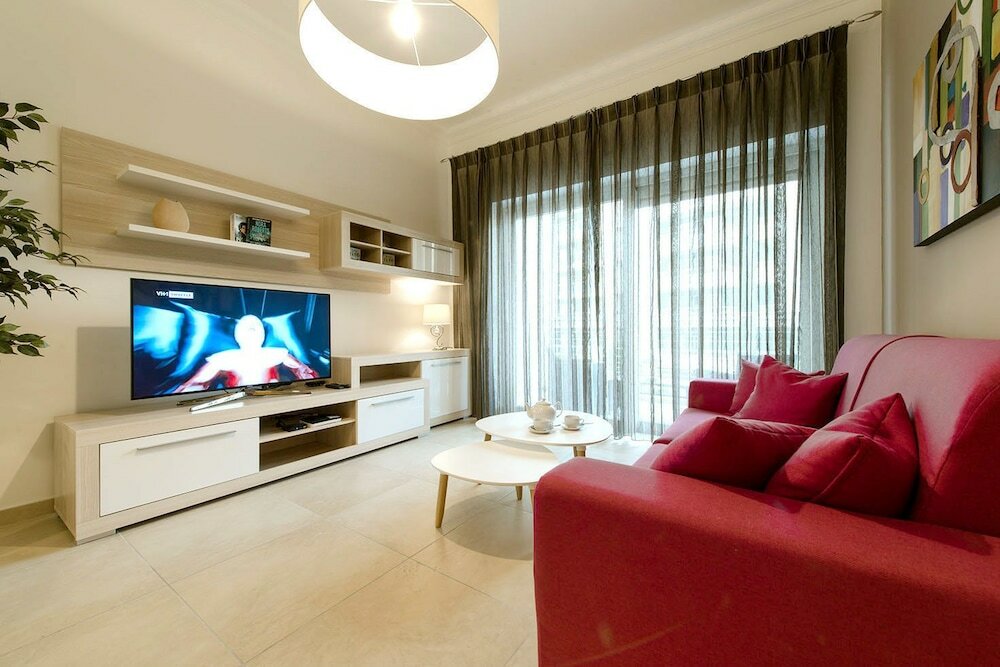 Фото Luxury Apt with Side Sea Views & Pool, Top Location