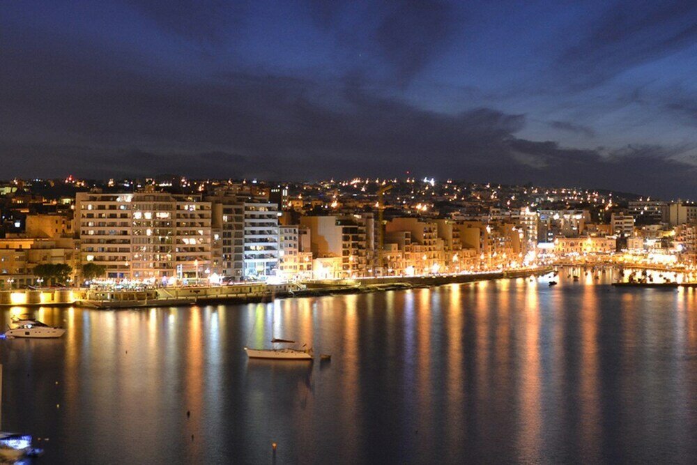 Фото Seafront Apartment in Sliema wt Breathtaking Views