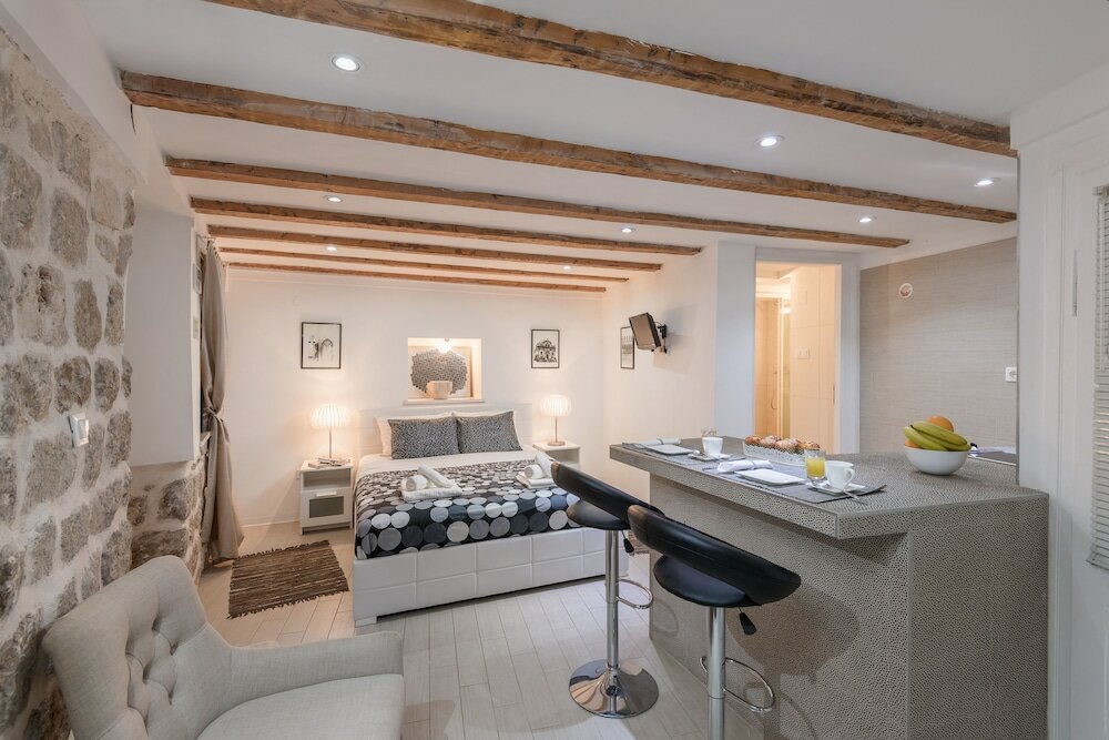 Фото Old Town Center Studio Apartments