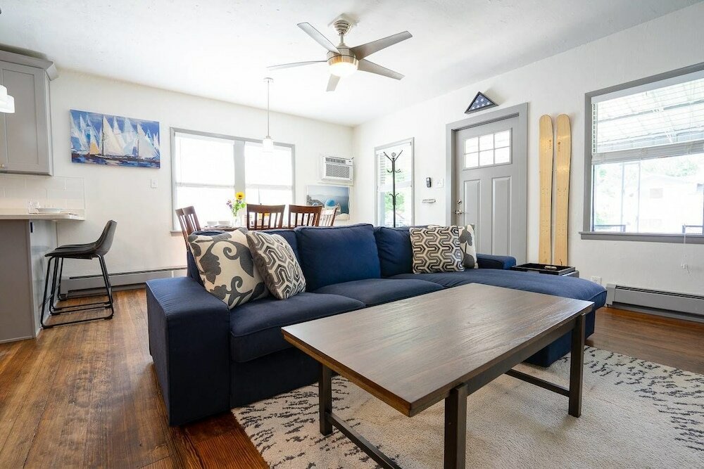 Фото The Beautiful Berkley Homestead Walk to Tennyson