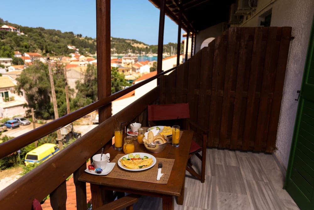 Фото Bastas Hotel & Studios