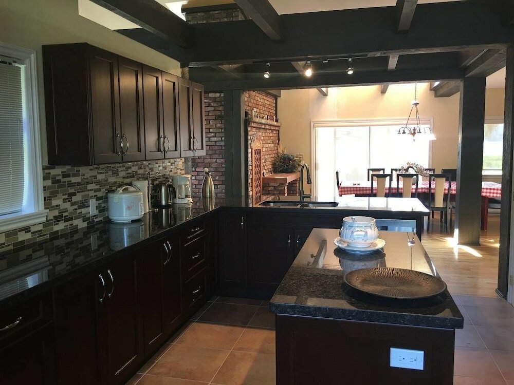 Фото A - Large Coastal Retreat