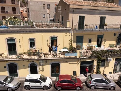 Хостел Homstel Beach - Taormina Hostel в Джардини-Наксосе