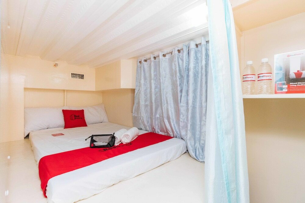 Фото RedDoorz Plus @ Rsg Ss Residens Vito Cruz