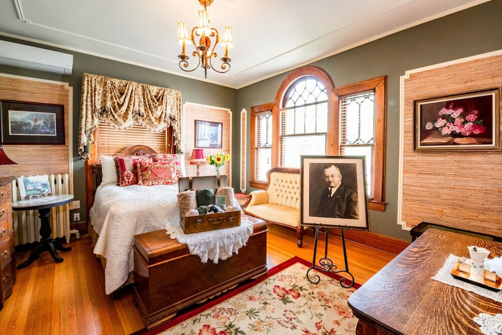 Фото Mathis House, A Victorian Bed & Breakfast and Tea Room at 600 Main