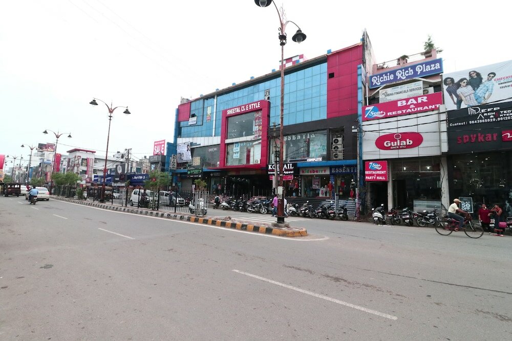 Фото Oyo 16905 The Rohtak Hyatt