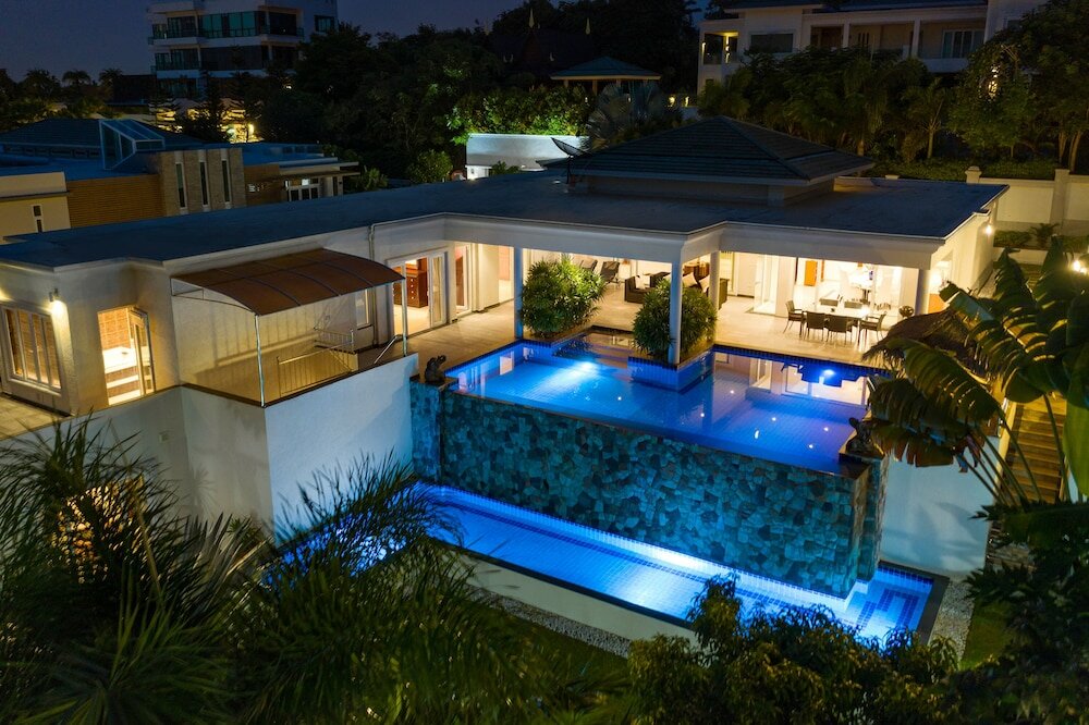 Фото Stunning Luxury Golf and Pool Villas