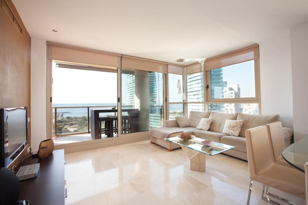 Фото Akira Flats Diagonal Mar