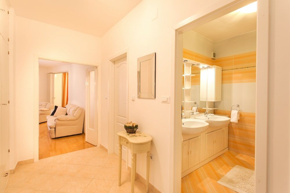 Фото Three Wells Apartment