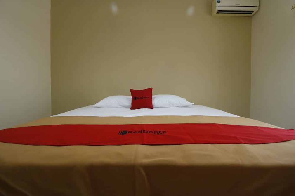 Hotel RedDoorz @ Jalan Gatot Subroto Jakarta, Jakarta, photo