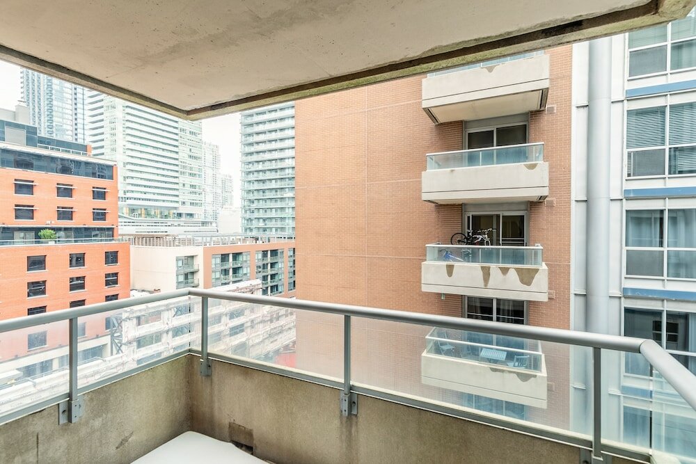 Фото Simply Comfort, Stylish Downtown Apartment
