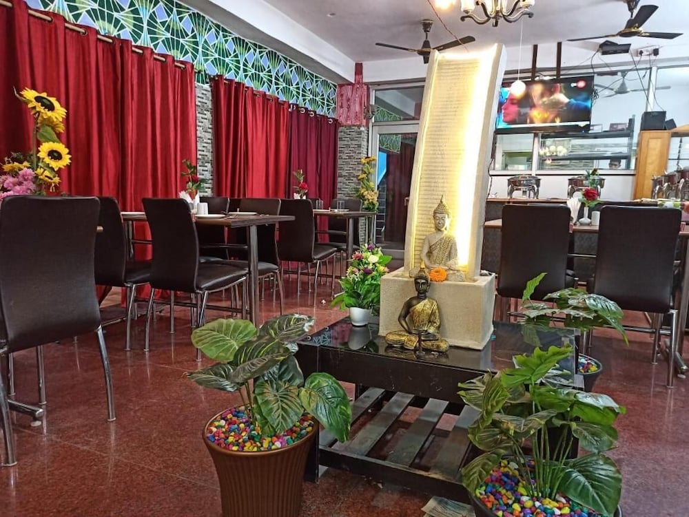 Фото Hotel Anand Lok