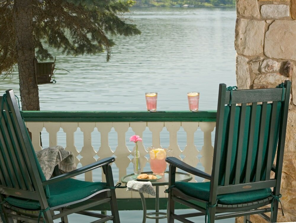 Фото Lake Pointe Inn