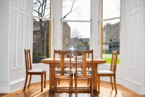 Гостиница Stylish Four Bedroom Stockbridge Home в Эдинбурге