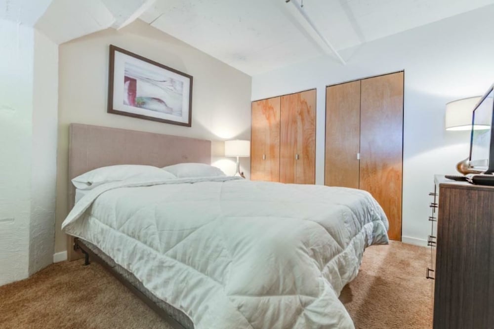 Фото Bluebird Suites at the Warehouse District