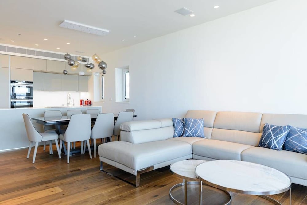 Фото Luxury 2br on the water by HolyGuest