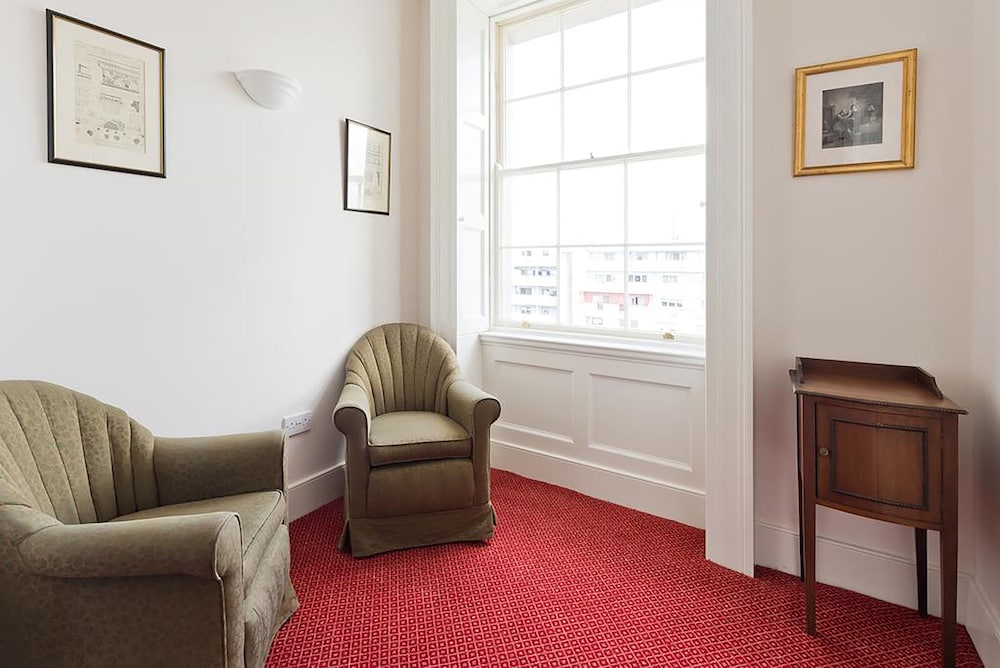 Фото Henrietta Suites City Centre