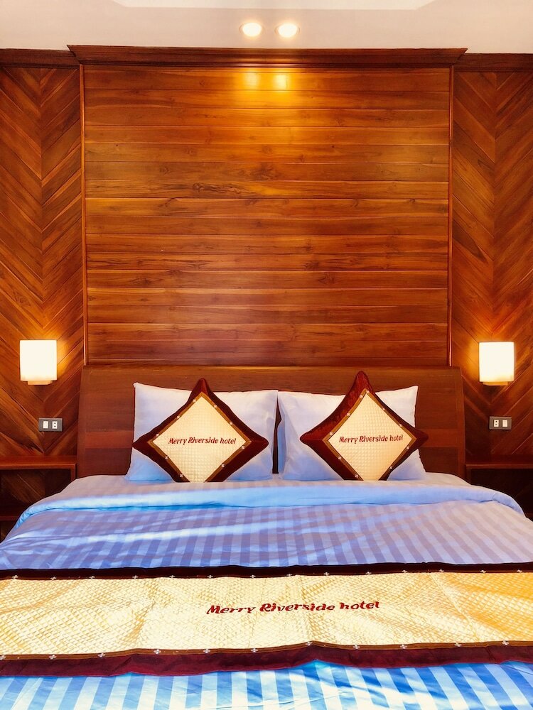 Фото Merry Riverside Hotel
