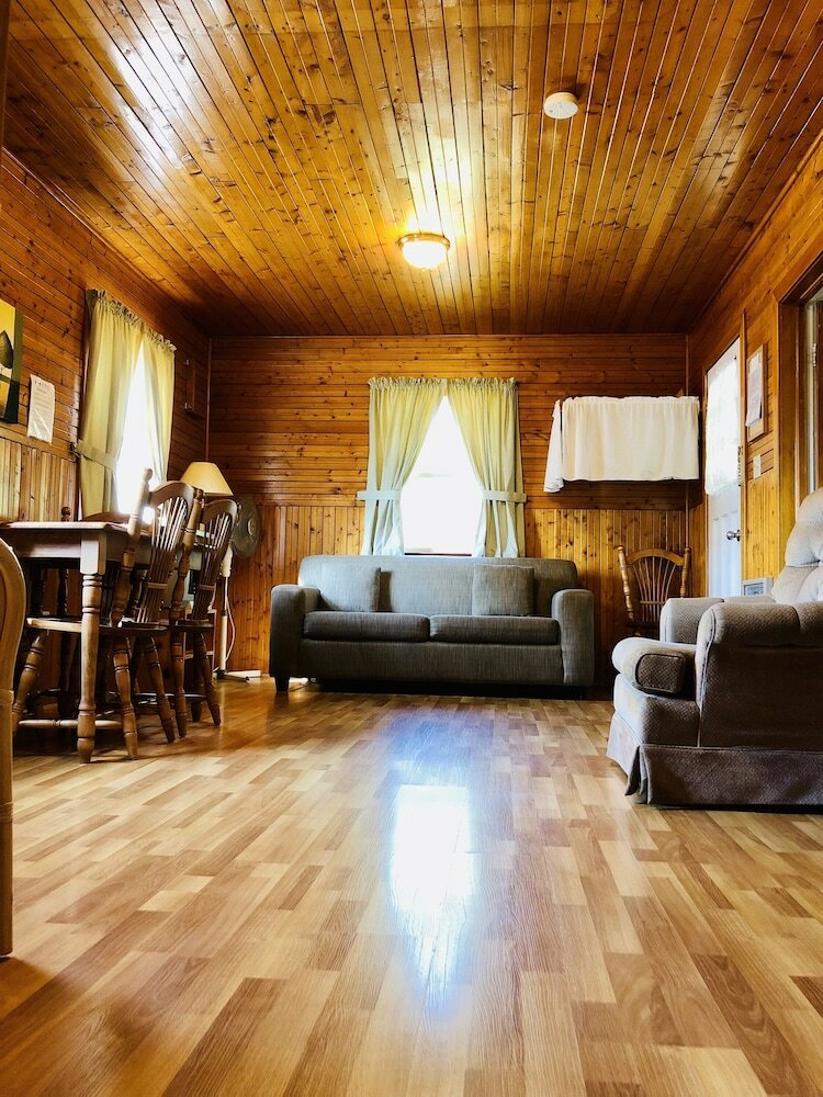 Фото Green Gables Bungalow Court