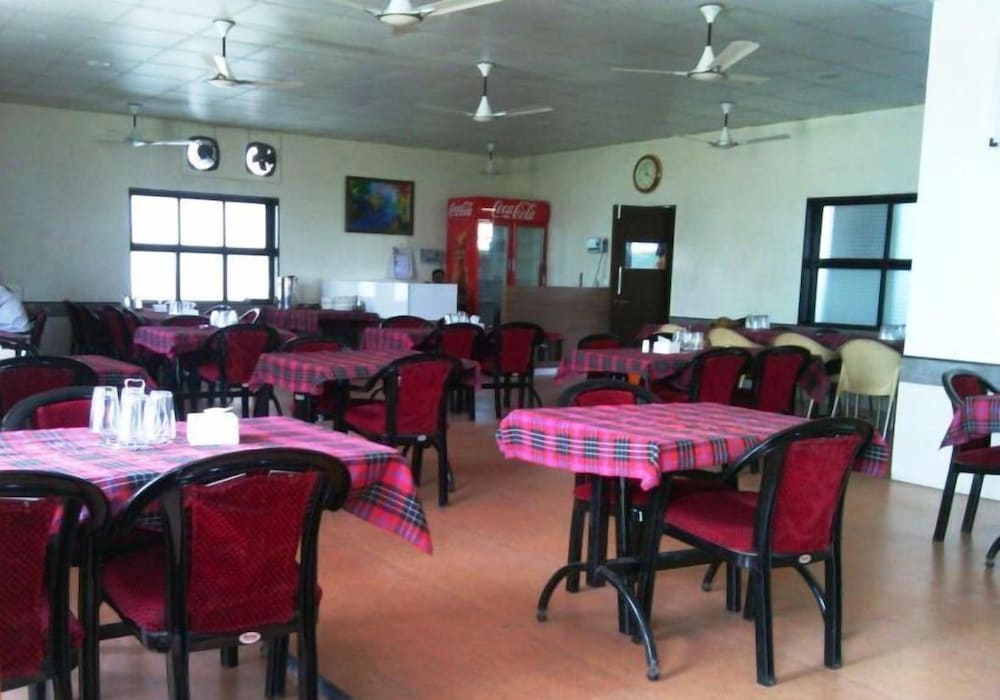 Фото Dhanashree Hospitality - Bar, Restaurant & Lodging