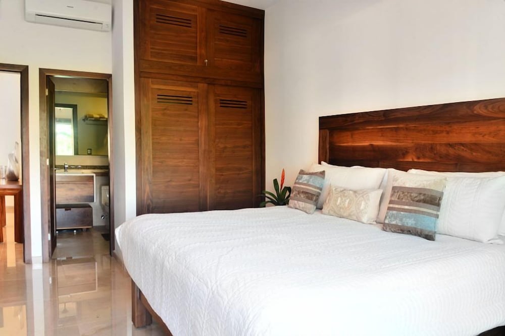 Фото Las Olas downtown Condos by Playa Paradise