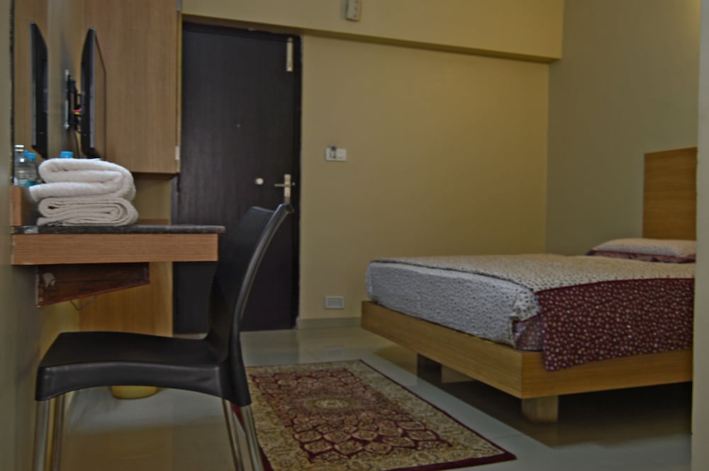 Фото Hotel B M Shree Residency