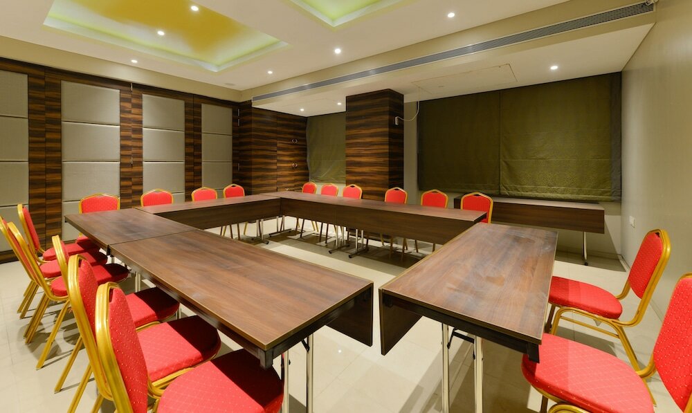 Фото Treebo swastik