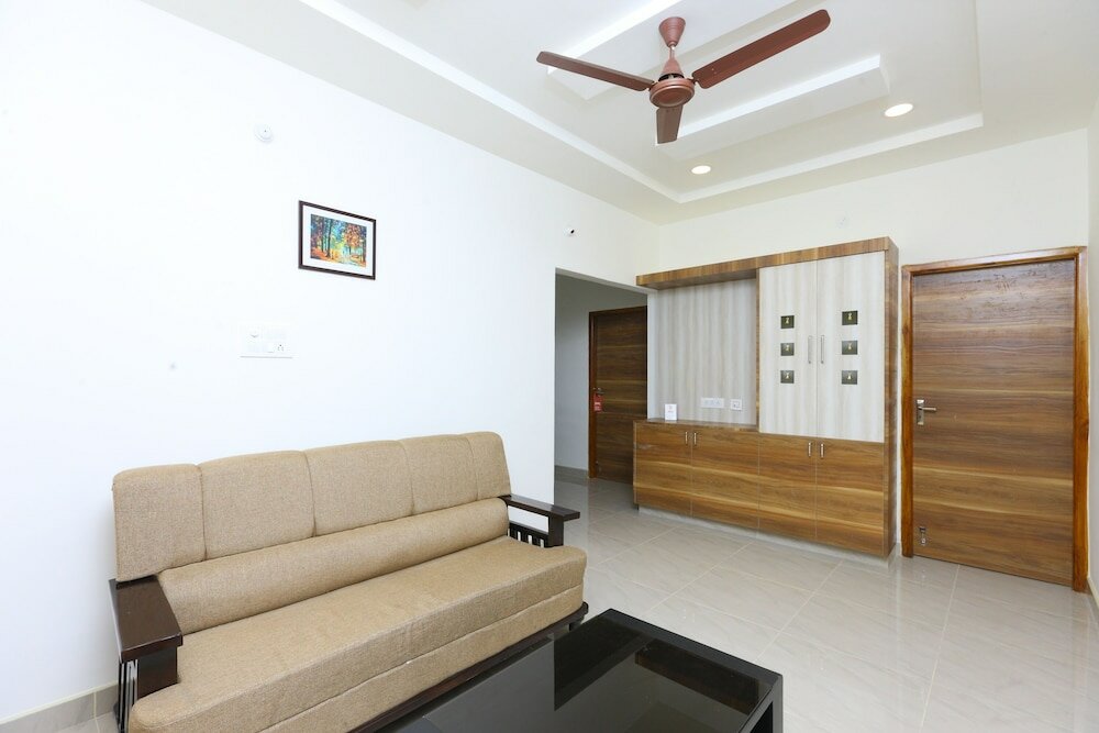 Фото Oyo 10701 Moukthi Apartment