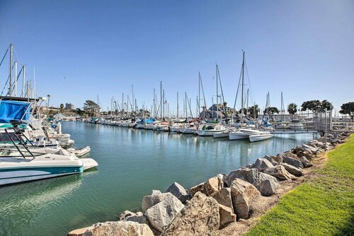 Гостиница Coastal Cottage: Walk to Oceanside Harbor! в Оушенсайде