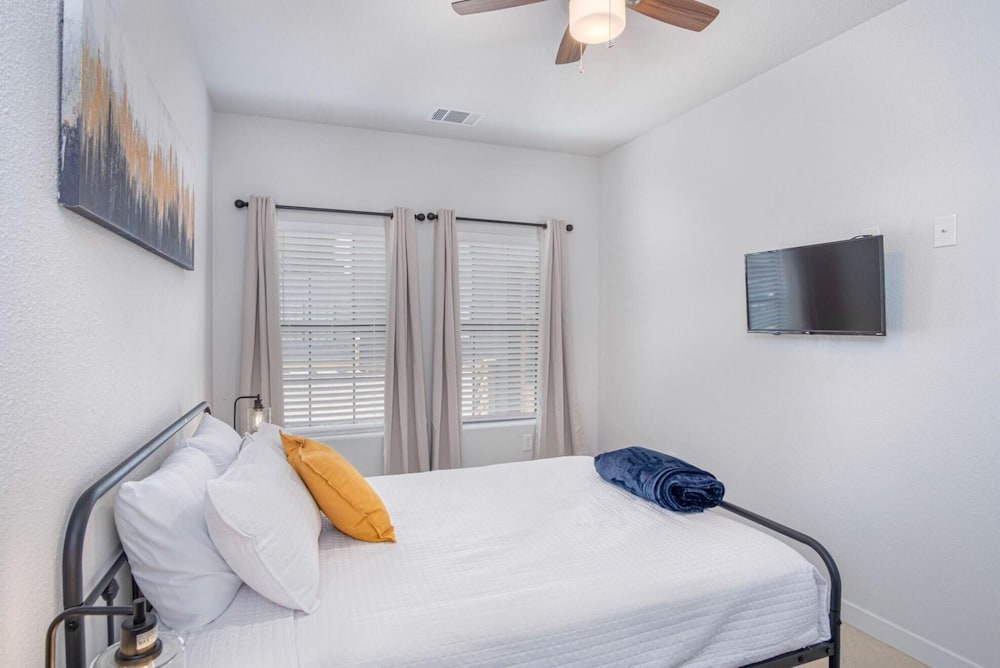 Фото Brand New 2 Stylish 3br Near Exciting Downtown