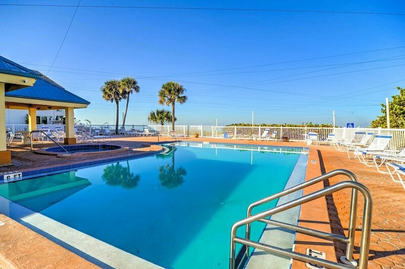 Гостиница Redington Shores Retreat w Pool & Beach Access!