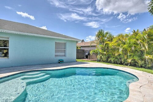Гостиница Bright Port St Lucie Retreat: Private Heated Pool! в Порт Сент Луси