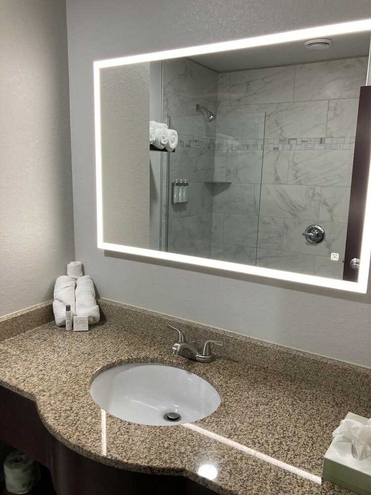 Фото Elker Inn & Suites