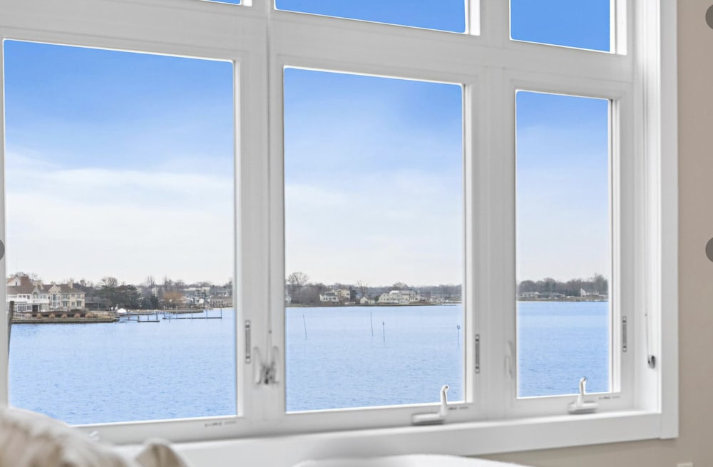 Фото Monmouth Beach 4br Villa on the Water