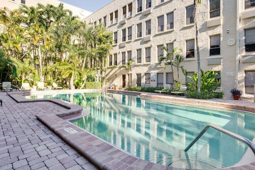 Апартаменты Palm Beach Condo w Outdoor Pool: 1 Block to Beach в Уэст-Палм-Бич