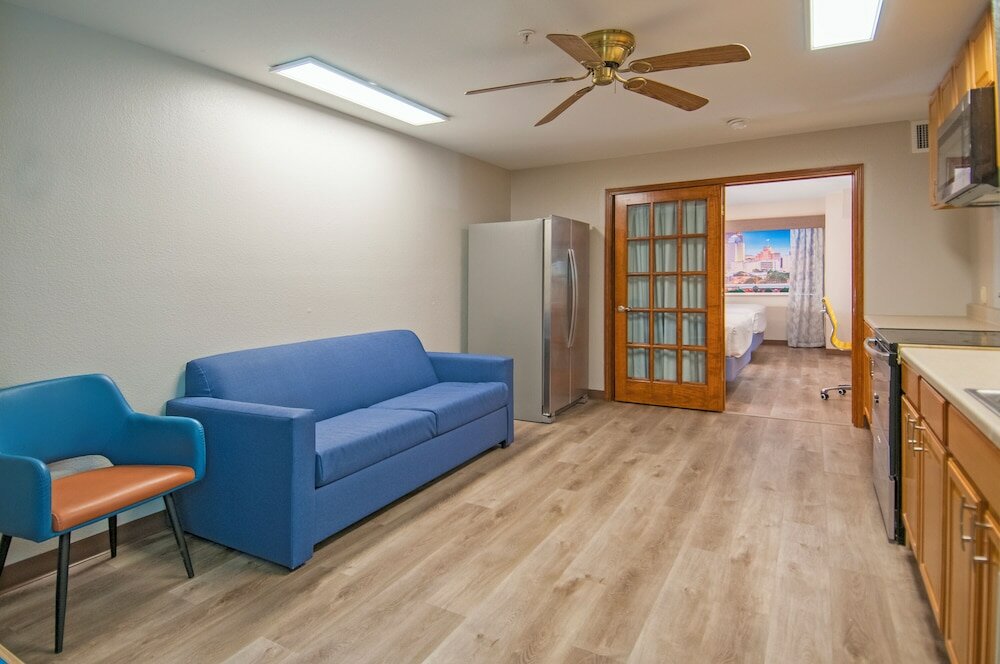 Фото Days Inn by Wyndham Suites San Antonio North/Stone Oak