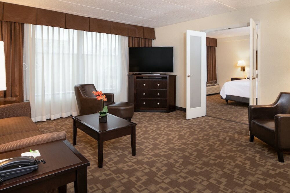 Фото Holiday Inn Hotel & Suites Charleston West, an Ihg Hotel